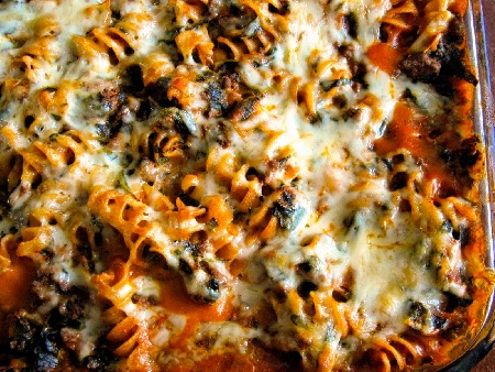 Печени макарони или фузили на фурна с кайма (мляно месо), гъби, доматен сос и сирене моцарела - снимка на рецептата